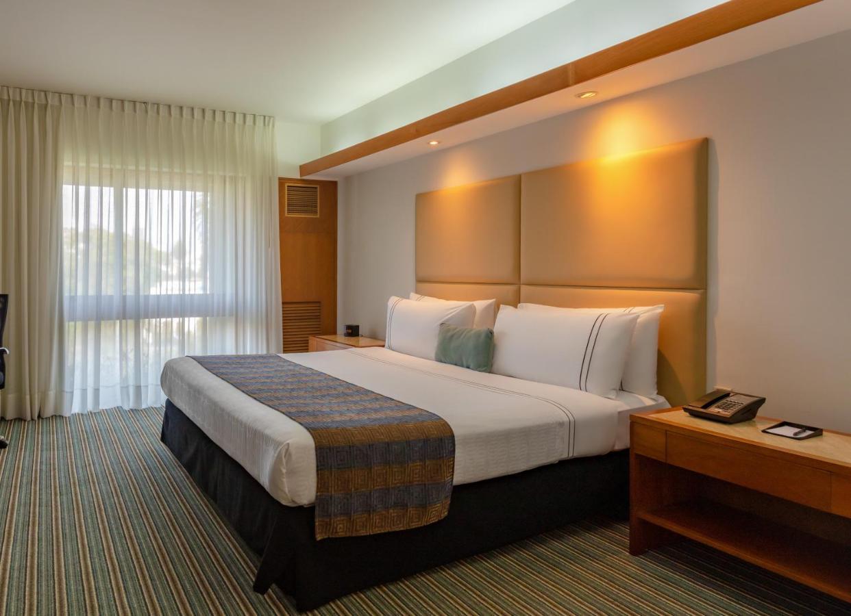 Sonesta Hotel El Olivar ليما المظهر الخارجي الصورة A room at the Holiday Inn