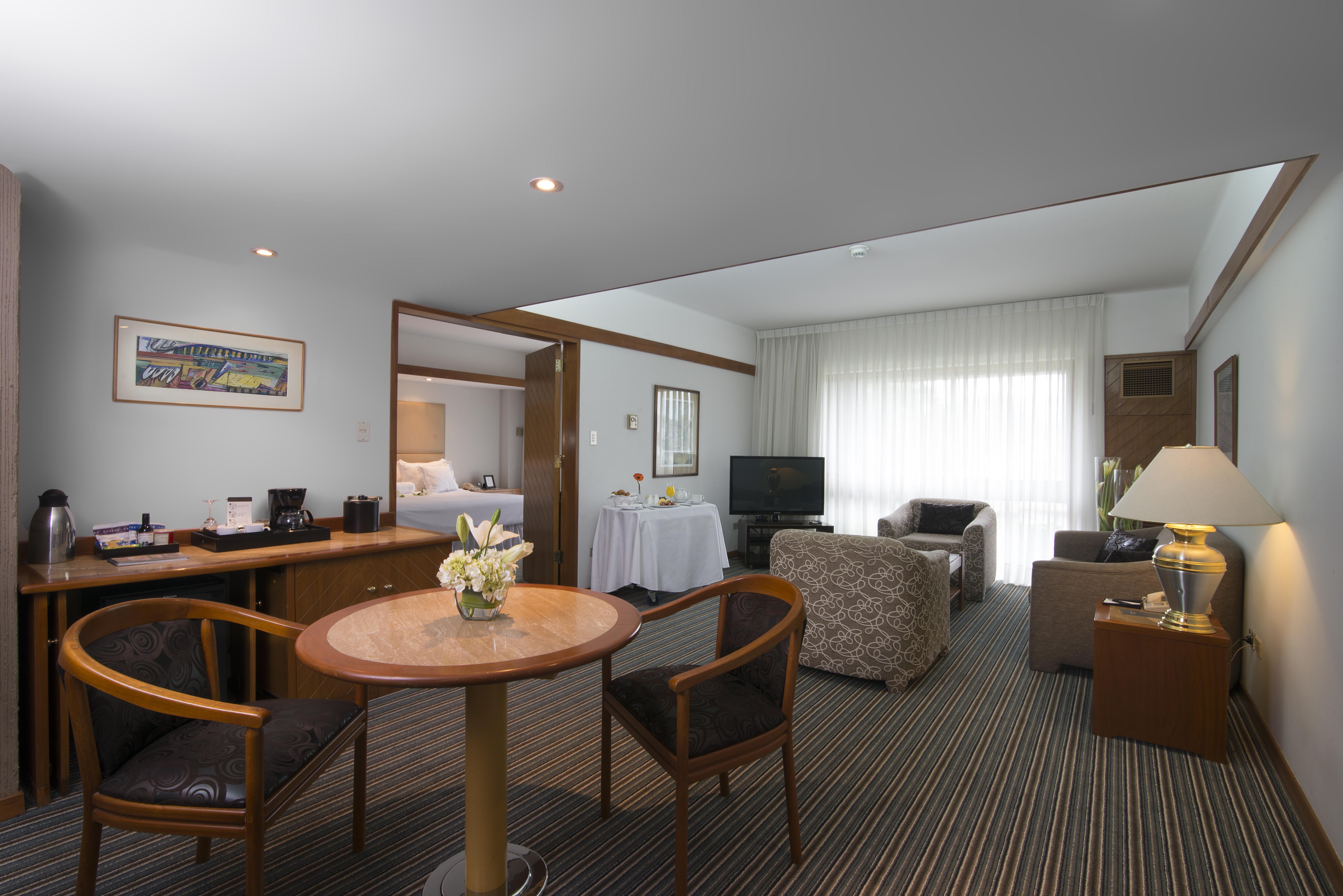 Sonesta Hotel El Olivar ليما المظهر الخارجي الصورة A suite at the hotel
