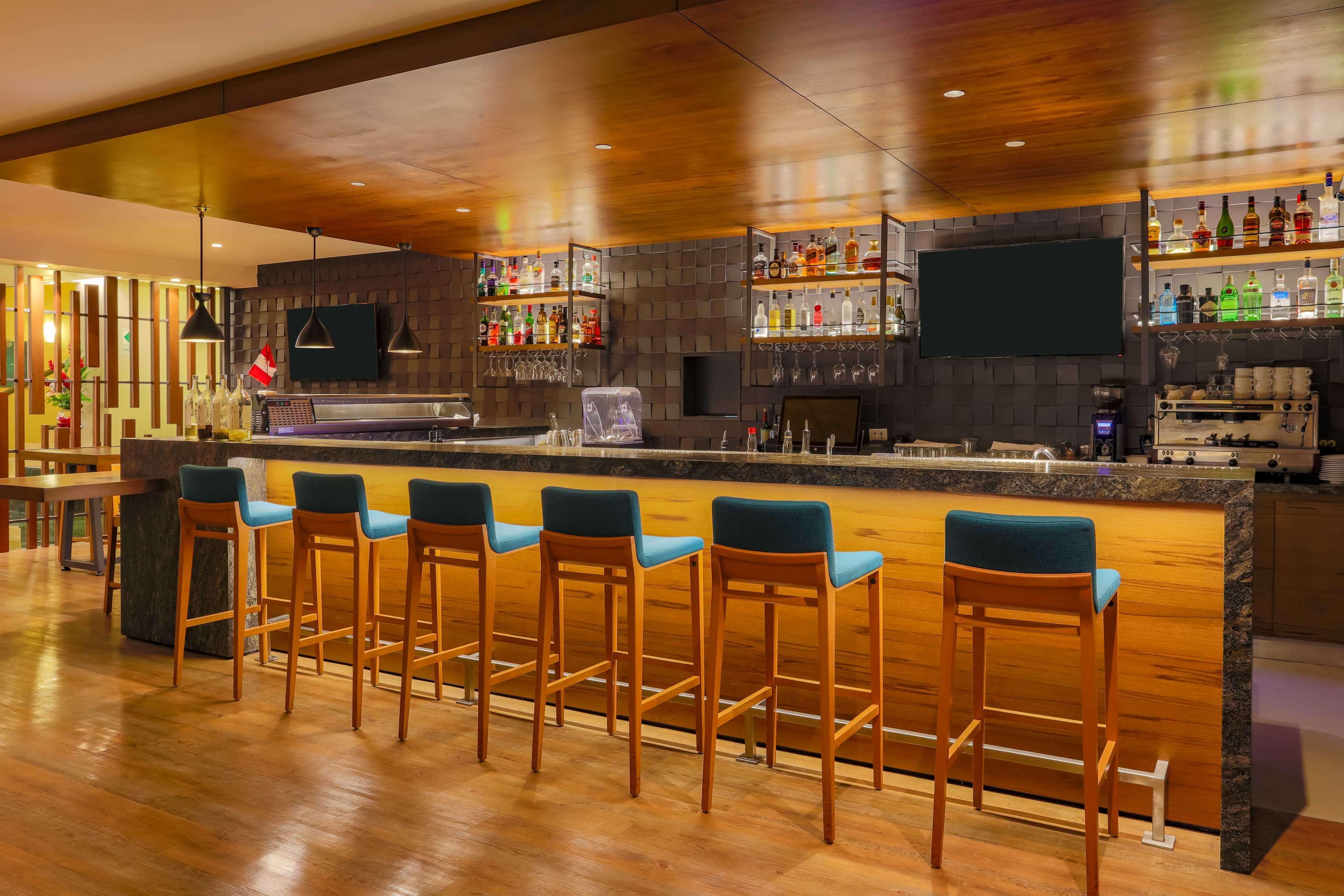 Sonesta Hotel El Olivar ليما المظهر الخارجي الصورة Bar at the hotel