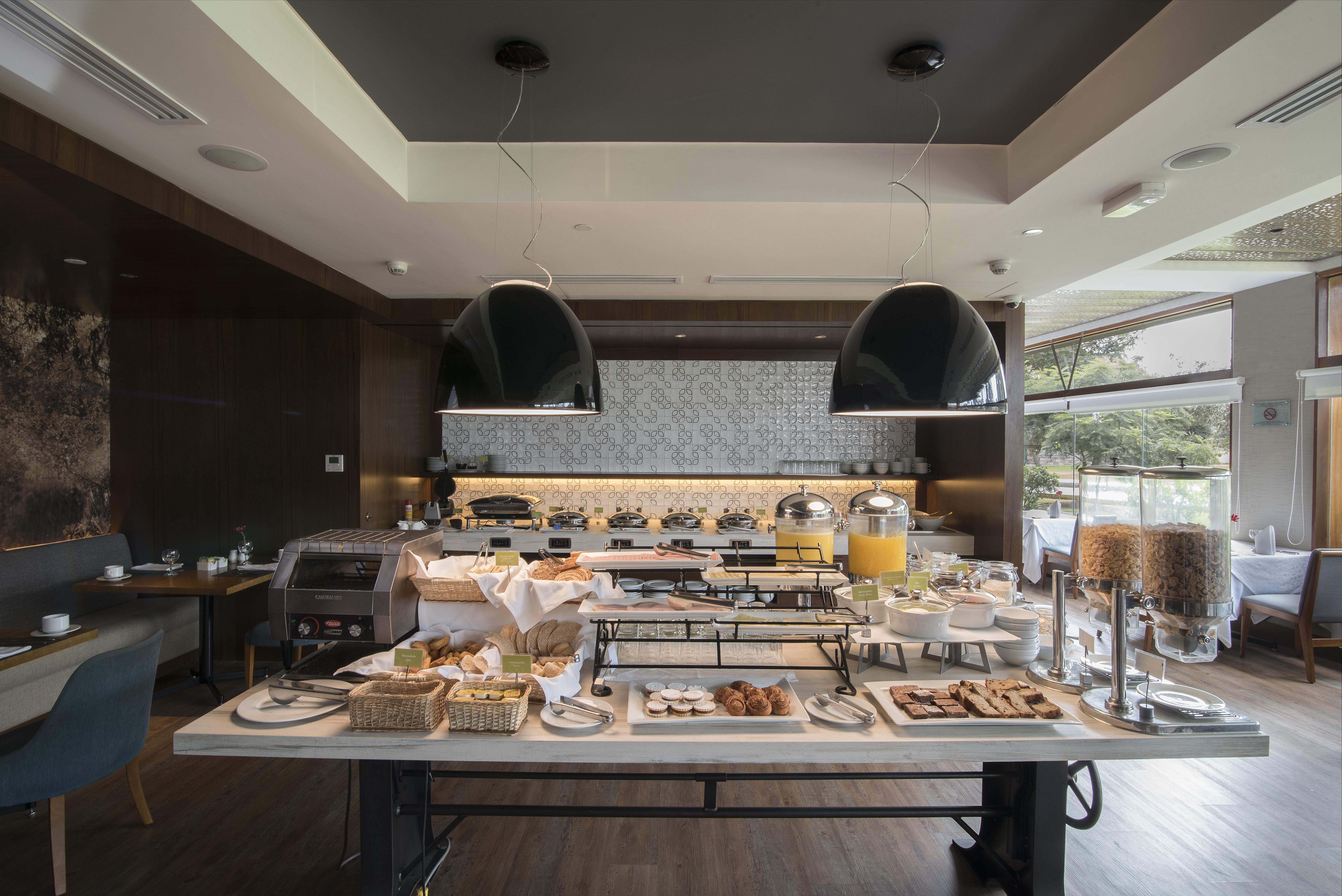 Sonesta Hotel El Olivar ليما المظهر الخارجي الصورة The buffet at the restaurant