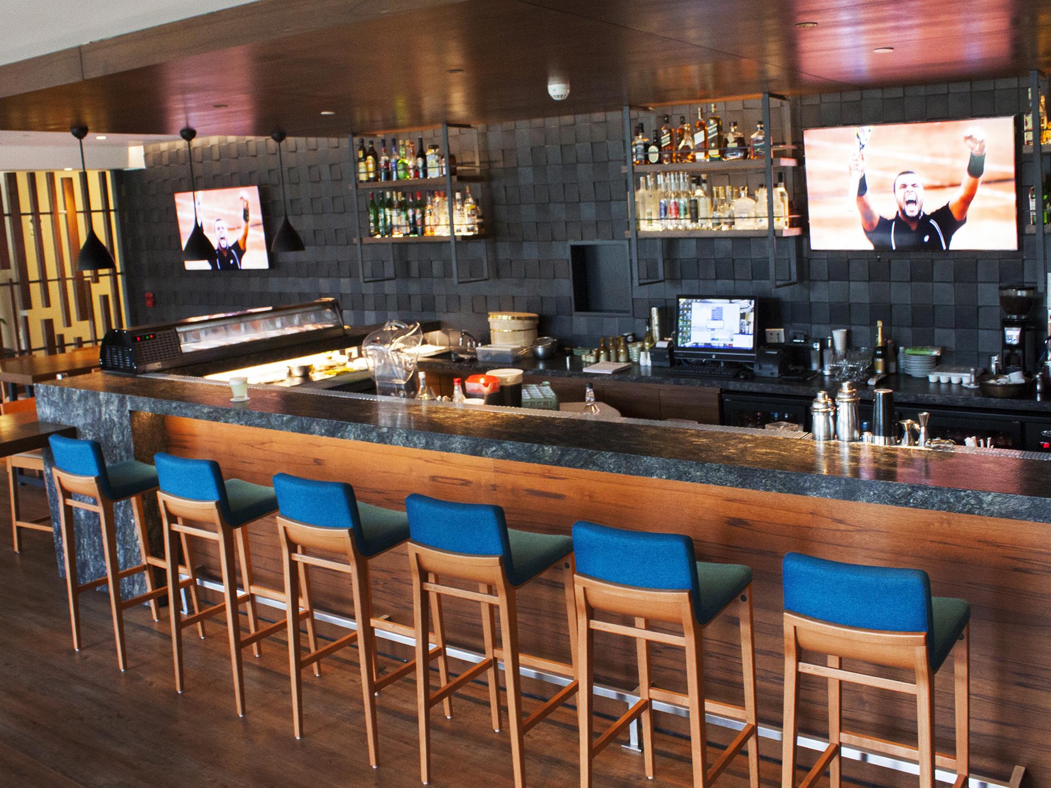 Sonesta Hotel El Olivar ليما المظهر الخارجي الصورة The bar at the 2014-opened lounge